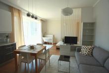 Apartament nr 5 - Pokój gościnny, salon, sofa, stolik - apartamenty starówka gdańsk wynajem